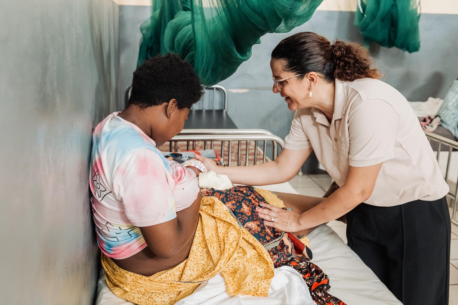 Adriana acolhendo mãe e recém-nascido na maternidade
